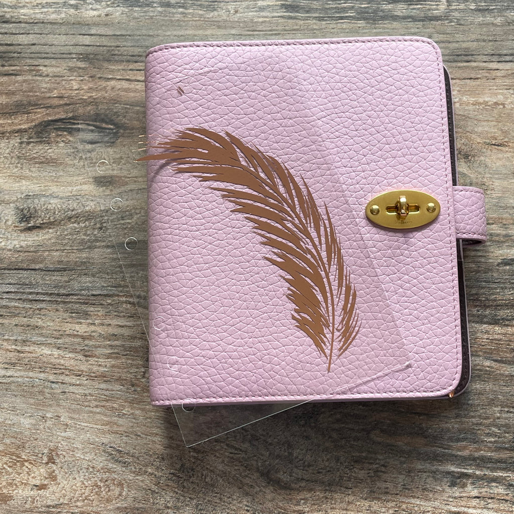 Listing is for feather dashboard only. Suitable for A6 Mulberry Postman's Lock Agenda cover or same sized 6 ring agenda cover from elsewhere.